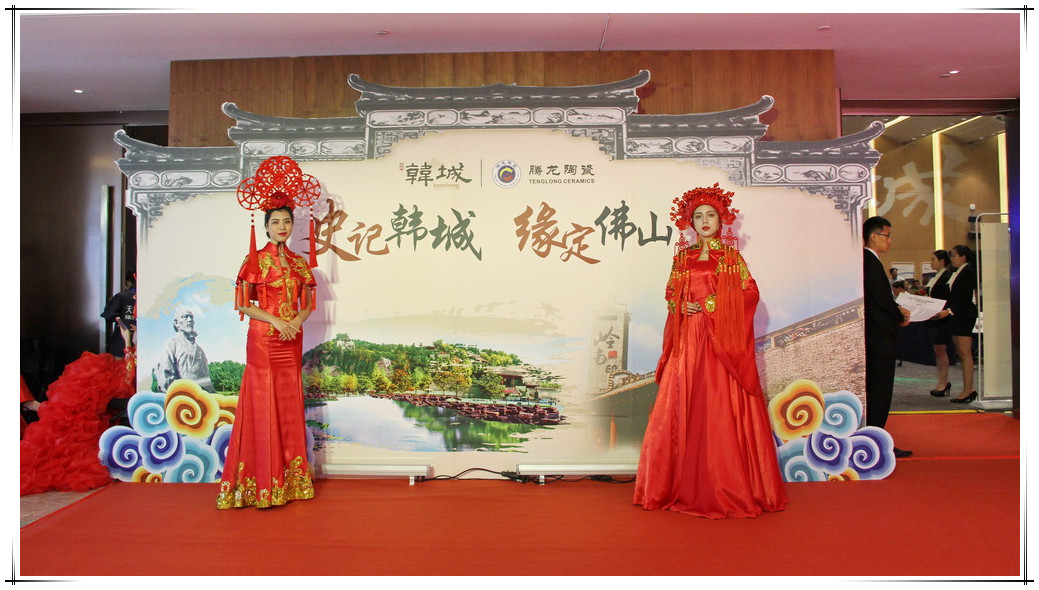 �n��ǧ�|�Gɫ�մɮa�I��Ⱥ�����ƽ���ڷ�ɽ�e��